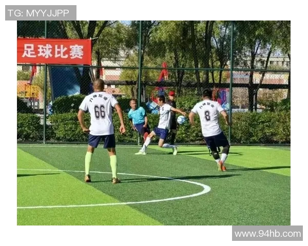 以足球巨星背影凝望绿茵赛场展现拼搏与荣耀瞬间